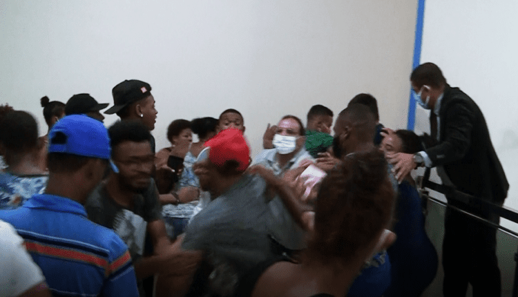 FalaGenefax's tweet image. BADERNA: Grupo do prefeito Bitinho tumultua Sessão da Câmara para impedir abertura de CPI berimbaunoticias.com/2020/10/badern… #tumulto #baderna #CPI