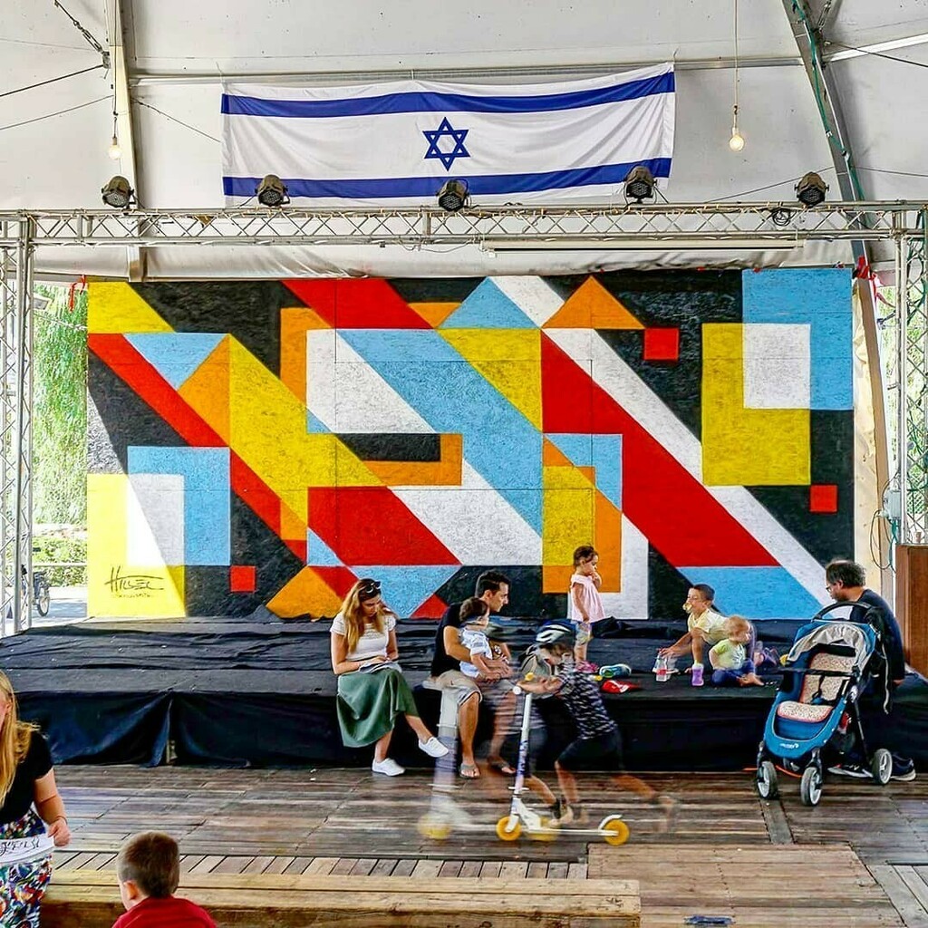 By @thehillelsmith⁠
Made for the first ever #JewishStreetArt Festival. This geometric design has the first three letters of the Hebrew alphabet (alef-bet-gimel)⁠
#hebrewtype instagr.am/p/CG5IAHNrrtR/