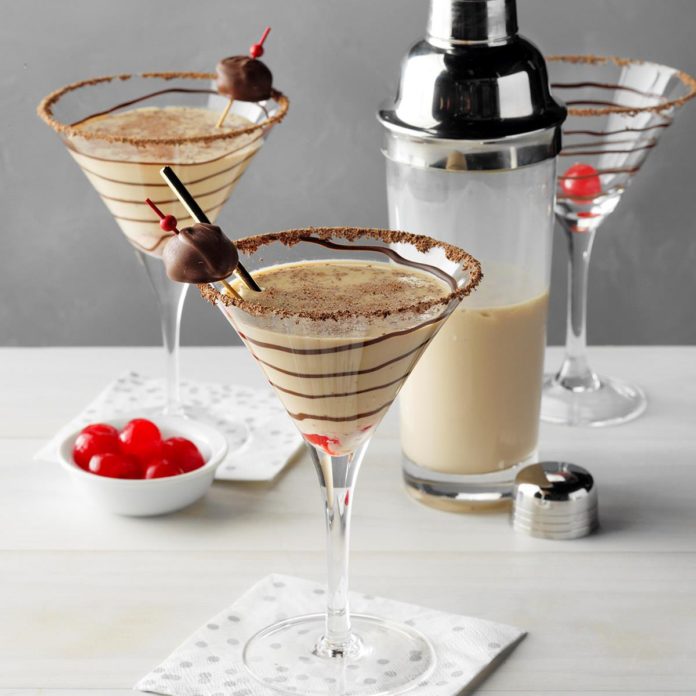 ROIMarketing2's tweet photo. This #humpday is #NationalChocolateDay 😍. #Treatyourself to a decadent #chocolatemartini 🍸🍫

2 tbsp. chocolate syrup, plus more for drizzling
4 oz. Irish creme
4 oz. chocolate liqueur  
4 oz. vodka https://t.co/W5uArC8gtH