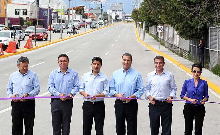 dobbyloca's tweet photo. No olvidemos quiénes fueron las personas que autorizaron la remodelación de esa calle con banquetas así de angostas y carriles vehiculares así de anchos. 

La calle quedó insegura desde la mesa de diseño. Lo mismo con Carmelitas. Ahora toca buscar recursos para mejorarla. https://t.co/NGvbaKHSkH