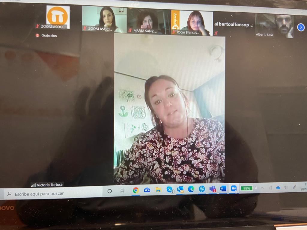 janaveros's tweet photo. Victoria nos está contando la experiencia de #emprendimientosocial en la provincia Soria con su proyecto @laexclusiva_sl q hace posible desde hace 7años q 2500 personas puedan seguir viviendo en su pueblo #innovacionsocial #despoblamiento #impactTalent @ArrabalAID @diputacionMLG https://t.co/VCitMzzBSC