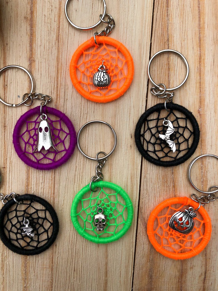 rainydaydreamz's tweet photo. hiyaaa bbs✨ got a few screamcatcher keychains listed in the shop for all my spooky lovin’ fraaans!! 🧡🖤 https://t.co/eSlXj0B4Ob