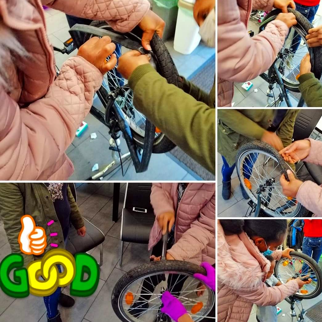 bikeygees's tweet photo. Wir geben gerade alles, schnell noch einige Frauen sicher aufs Rad zu bringen. 🍁🌳🍂 Hier ein kleiner #Brandenburg Sammelpost. 🚴‍♀️🤗 Neben #kontaktlosem #radtraining üben wir auch #Verkehrszeichen 🚫 Dazu praktisch Schlauch flicken. ❤️😘 #rathenow #wünsdorf #doberlugkirchhain ✊🏽 https://t.co/ihjOnJgPdm