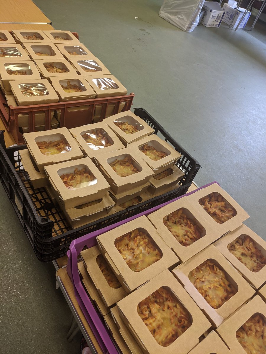 DigbethDiner's tweet photo. Another great day at Northfield Food Service. 900 more dishes delivered to feed children in the area. Plus a visit from Yardley's MP @jessphillips who, alongside dozens of others, donated her time to deliver food to peoples doors.

Head to the link in our bio to keep donating! https://t.co/FWCxcfTr5K