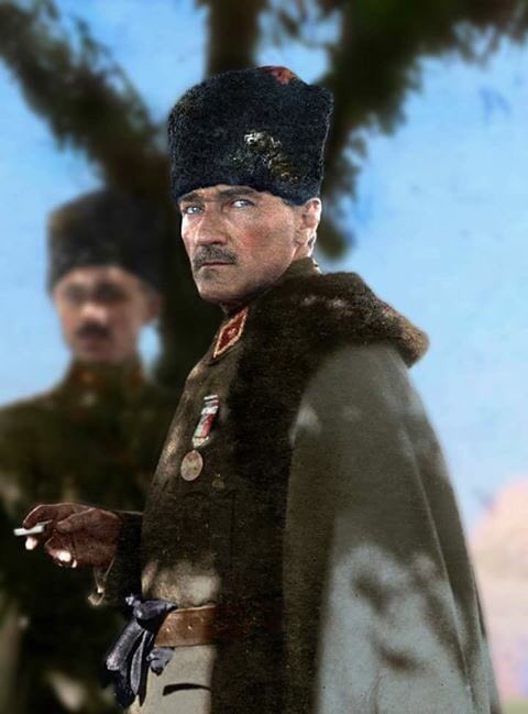 Ülkenin kaderini değiştirecek açıklamayı yapmak için “Efendiler!” diye seslendiği gün bugün. Gündemi değil ülkenin kötü yazgısını değiştirdi. Bunu anlamak için primat seviyesinde zeka yeterli aslında.O kadarına bile sahip olmayana sabırla itinayla anlatmaya devam.