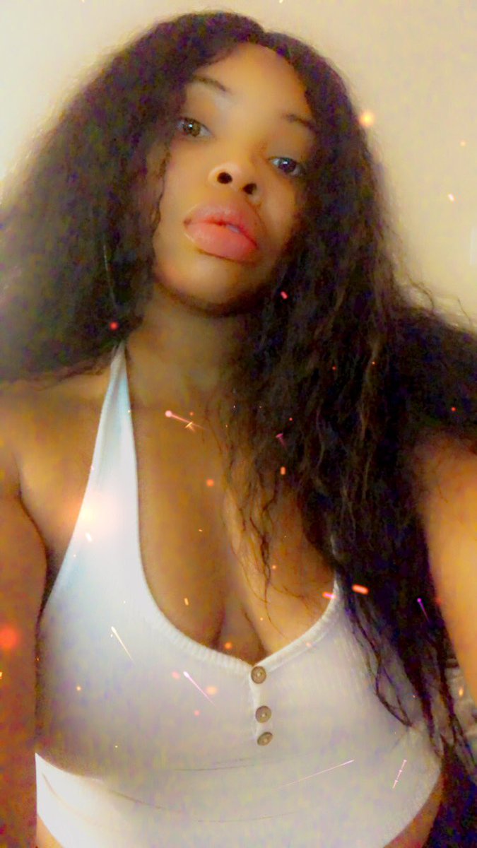 purejaibee's tweet photo. Look at my lips!!! I swear I’m in love with them. #fulllips #biglips #lipfetish #beauty #lips #cashmeout Kylie Jenner wishes her lips look like this!!! https://t.co/1f8IPR8rMG