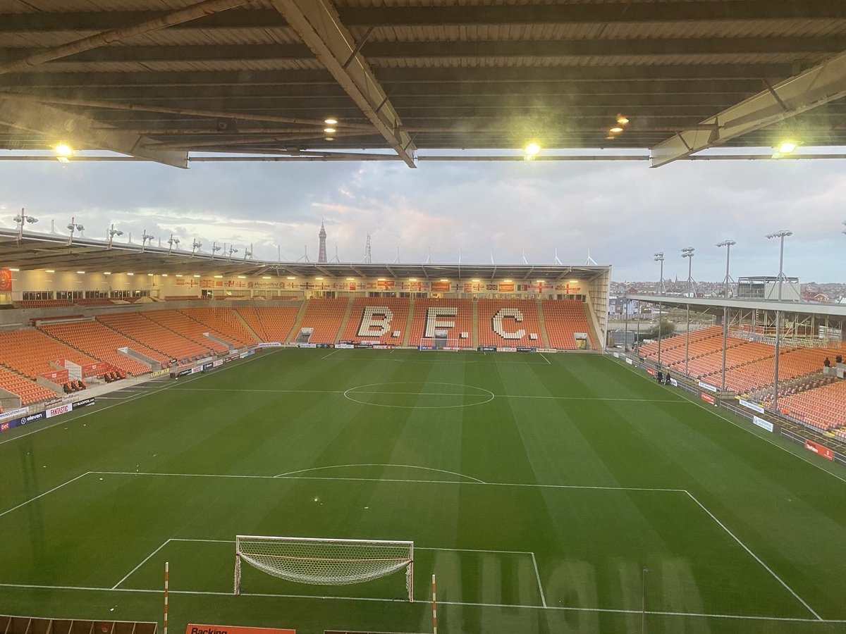 screwgym's tweet photo. @BlackpoolFC this is what a call a room 👏🏻 https://t.co/oh9IGAMrhU