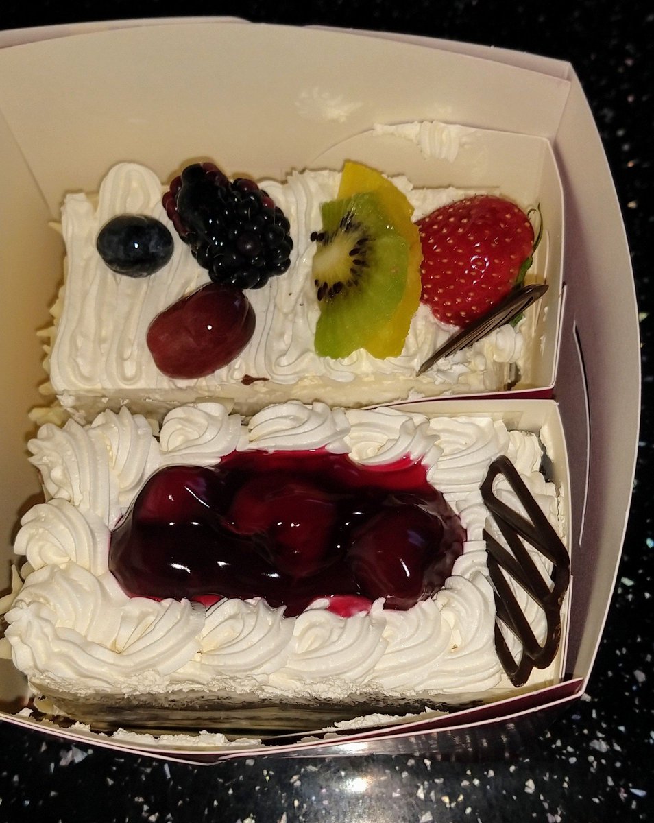 felizz7's tweet image. Brownie points for hubby for bringing these home! #teacher5aday #cakeislife