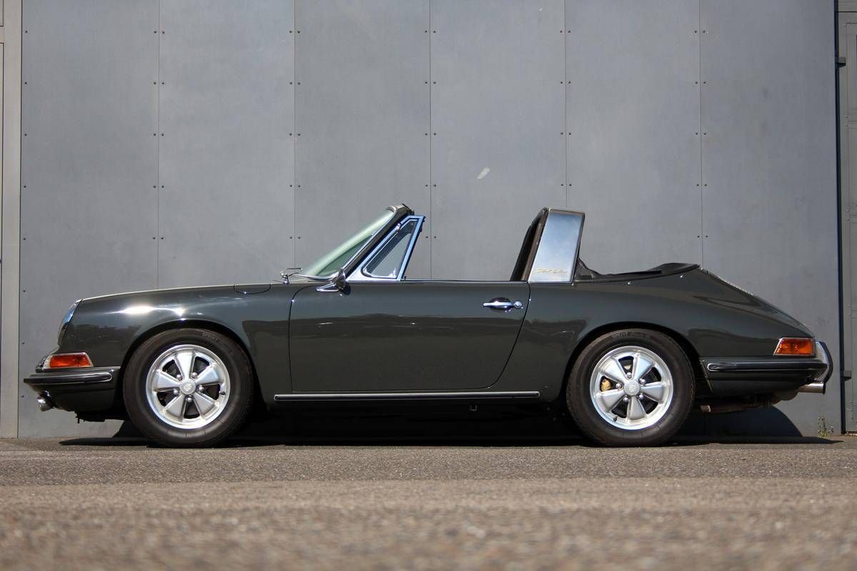 PorscheMarket's tweet photo. It's not often that you come across one of these rare 1967 #Porsche 911 S Soft Window Targa models. This one has been completely restored and is finished in Slate Gray over a Black interior. It is matching numbers and only has 51k miles. #Classifind

▶️ https://t.co/J8qJsITR9h https://t.co/yDCqZHSCOm