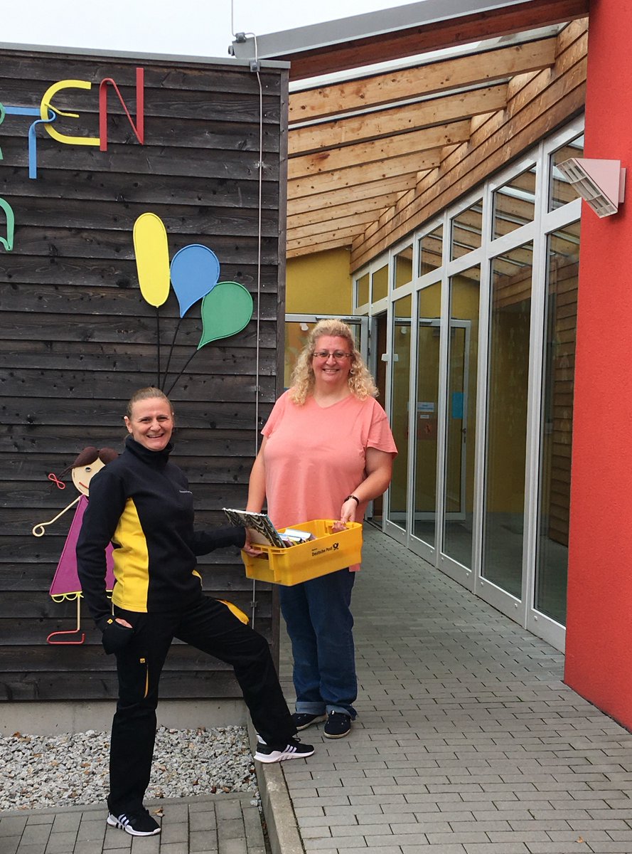 dpdhl_muc's tweet photo. Der #WelttagdesBuches musste in diesem Jahr von April in den Herbst verschoben werden-#Postbotin Jasmin Wagner kam in Speichersdorf mit ihren #Buchgeschenken trotzdem immer gut an! @StiftungLesen und @DeutschePostDHL sorgen gemeinsam für Lesespaß ohne Ende bei Groß und Klein📯 https://t.co/eM2qvqNZdY