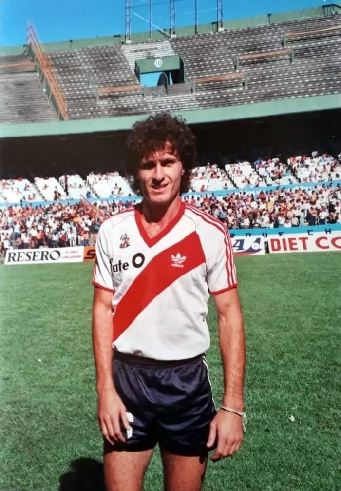 “ Yo quería jugar en un club grande y fui a River que me abrió las puertas”. Oscar Ruggeri