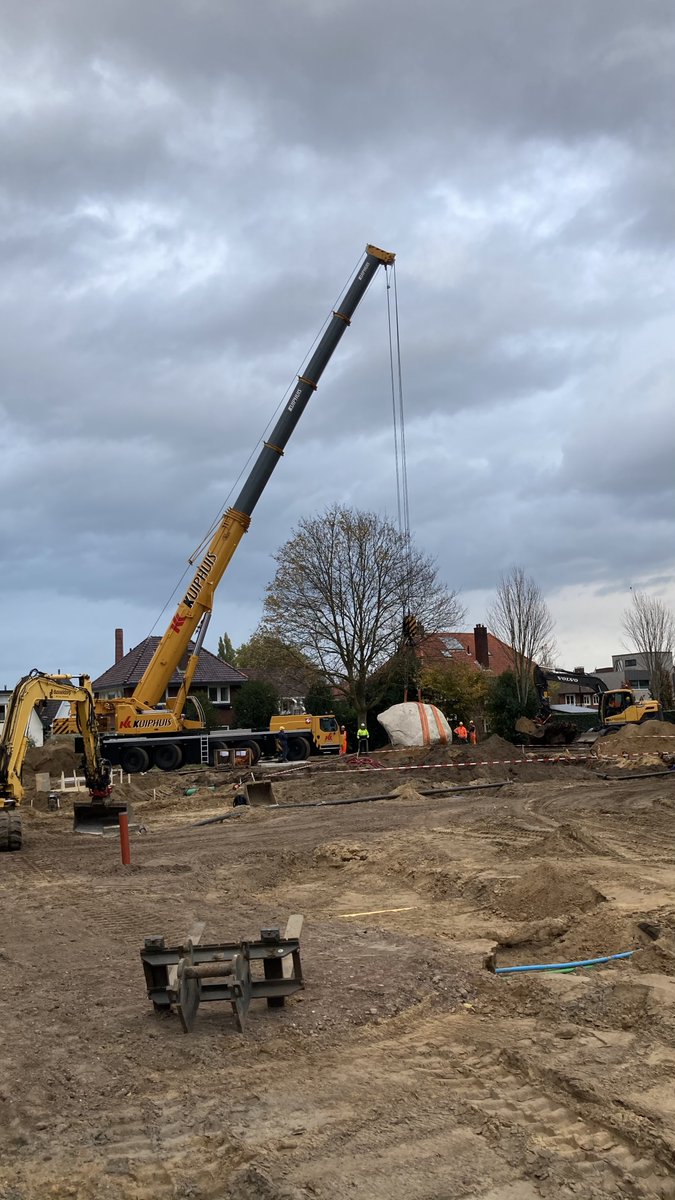 royleppink's tweet image. Verplaatsen zwerfkei bij oude raadhuis in #Winterswijk