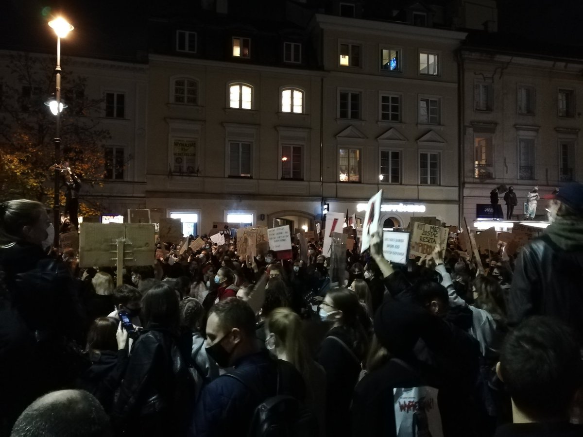 Pod UW ciągną tłumy! Jest nas pewnie kilkadziesiąt tysięcy, choć zdjęcia tego nie oddają!
<a href="/RobertBiedron/">Robert Biedroń</a> <a href="/UniWarszawski/">Uniwersytet Warszawski</a> <a href="/WielkaKoalicja/">Wielka Koalicja za Równością i Wyborem (WK_RW)</a> <a href="/jsuchecka/">Justyna Suchecka</a>