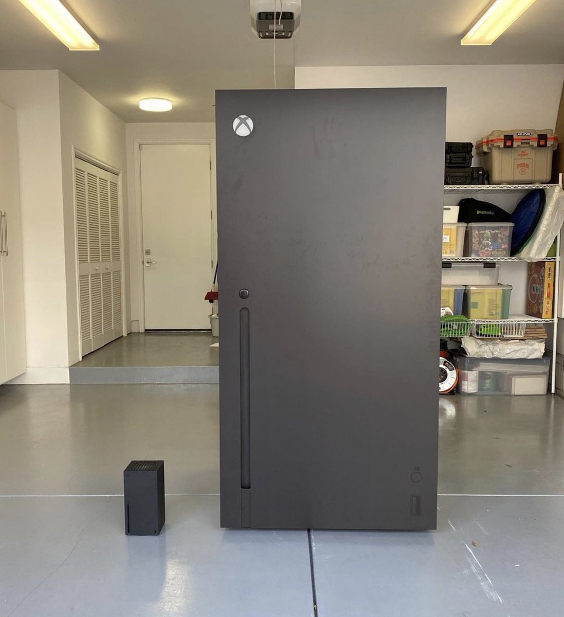 its_menieb's tweet photo. @Xbox How it started:       How it’s going:
(Meme)                   (An actual fridge) https://t.co/ZyNkQ6YLiO