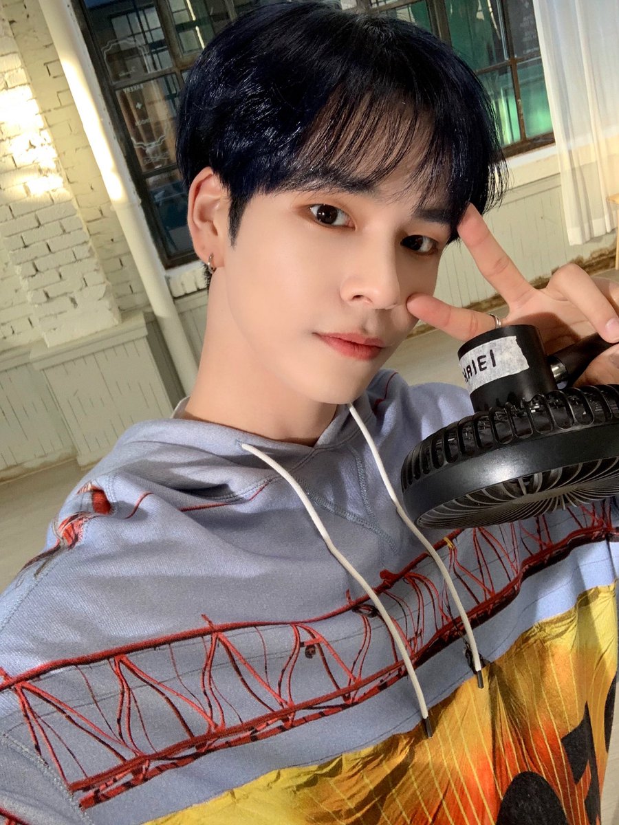 CRAVITY_twt's tweet photo. 자려고 누워있는데 오늘따라 러비티 생각이 많이 나요ㅜ보고싶어서 기본카메라 셀카
가져왔어요 잘자요 러비티🥰
#크래비티 #세림 #기본카메라 https://t.co/mjOeYjybht