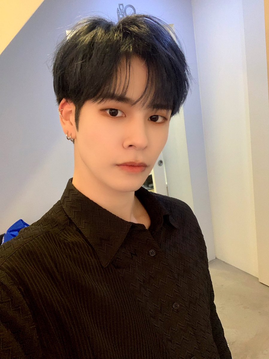 CRAVITY_twt's tweet photo. 자려고 누워있는데 오늘따라 러비티 생각이 많이 나요ㅜ보고싶어서 기본카메라 셀카
가져왔어요 잘자요 러비티🥰
#크래비티 #세림 #기본카메라 https://t.co/mjOeYjybht