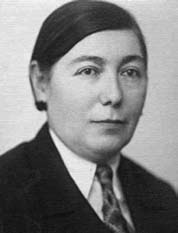 #CumhuriyetSayesinde kadınlar artık yönetilen değil, aynı zamanda yönetmek adına söz sahibi olandır. Diyarbakır'da Huriye Öniz Baha, Erzurum'da Nakiye Elgün, Kayseri'de Ferruh Güpgüp, Malatya'da Mihri Pektaş onlardan bazıları. Demokrasi için bende varım diyen kadınlar onlar kim ?