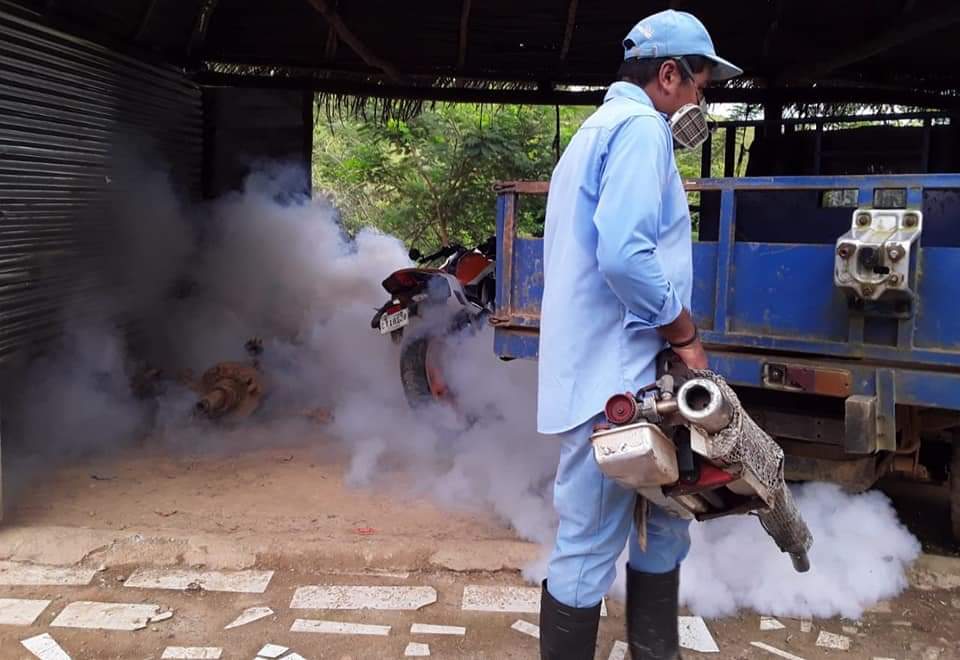 🚨🚨 #LuchaAntiEpidemica 🚫🦟 | El #Minsa #SantoDomingo realiza fumigación y jornada de eliminación de criaderos de mosquitos en el Barrio Sandino 🚨🚨

Recuerda siempre eliminar los criaderos de mosquitos en tu hogar

#OctubreVictorioso