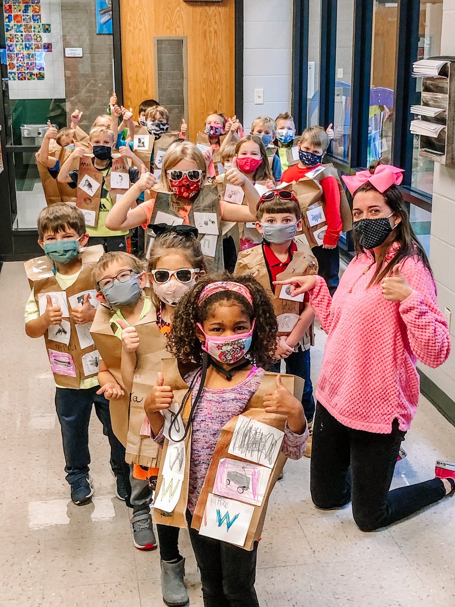 duello_office's tweet image. Mrs. Hoette’s class came to the office to show Dr. Todd that they graduated from ABC Boot Camp! We are so proud of these kindergarten learners! 💚💛🐴👩🏻‍🎓🧑🏽‍🎓 #WeAreDuello #WeAreWentzville #DuelloLearns @duello_office