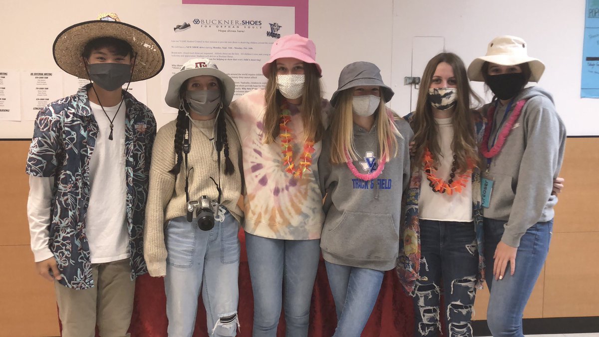 Vams8th's tweet photo. Tacky Tourist Day #RedRibbonWeek @vanalstyneisd @VAMiddleSchool @Vams8th https://t.co/aPGgvLOOJx