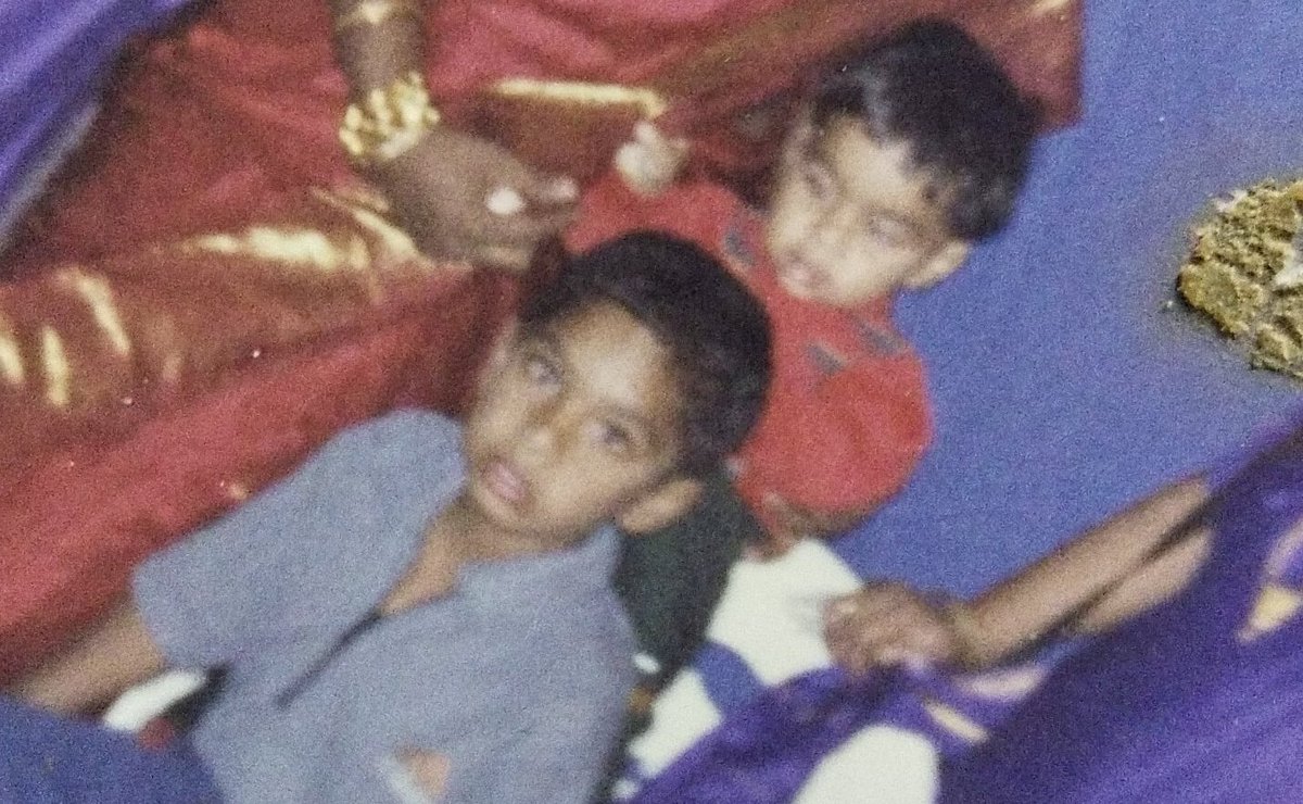 RThat213's tweet photo. I used to envy my brother. I still do. He always had the best cakes. If u do not believe me, here he is sitting on my chair and grabbing the spotlight. #Youareinmyspot https://t.co/rPfCwMBXuK