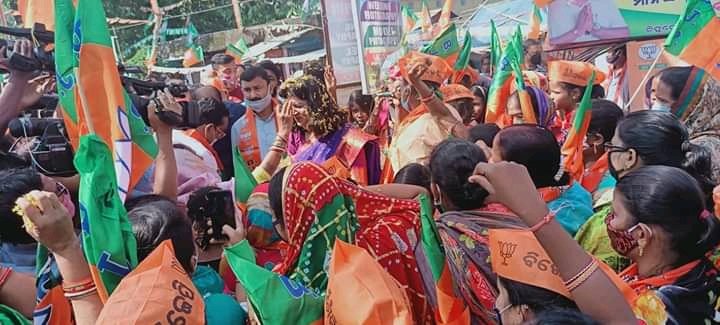 BBDashBanpur's tweet image. ବାଲେଶ୍ବର ସଦର ଉପନିର୍ବାଚ଼ନ ରେ ଭୂବନେଶ୍ବର ର ସାଂସଦ ତଥା ବିଜେପି ରାଷ୍ଟ୍ରୀୟ ବିଜେପି ପ୍ରବକ୍ତା ଶ୍ରୀମତୀ @AprajitaSarangi Madam ମହୋଦୟା ଆଜି ବିଜେପି ବିଧାୟକ ପ୍ରାର୍ଥୀ ମାନସ କୁମାର ଦତ୍ତ ଭାଇ ଙ୍କ ପାଇଁ ପ୍ରଚ଼ାର କରିଛନ୍ତି।
#VoteForBJP 
#VoteForManasKumarDutta Bhai