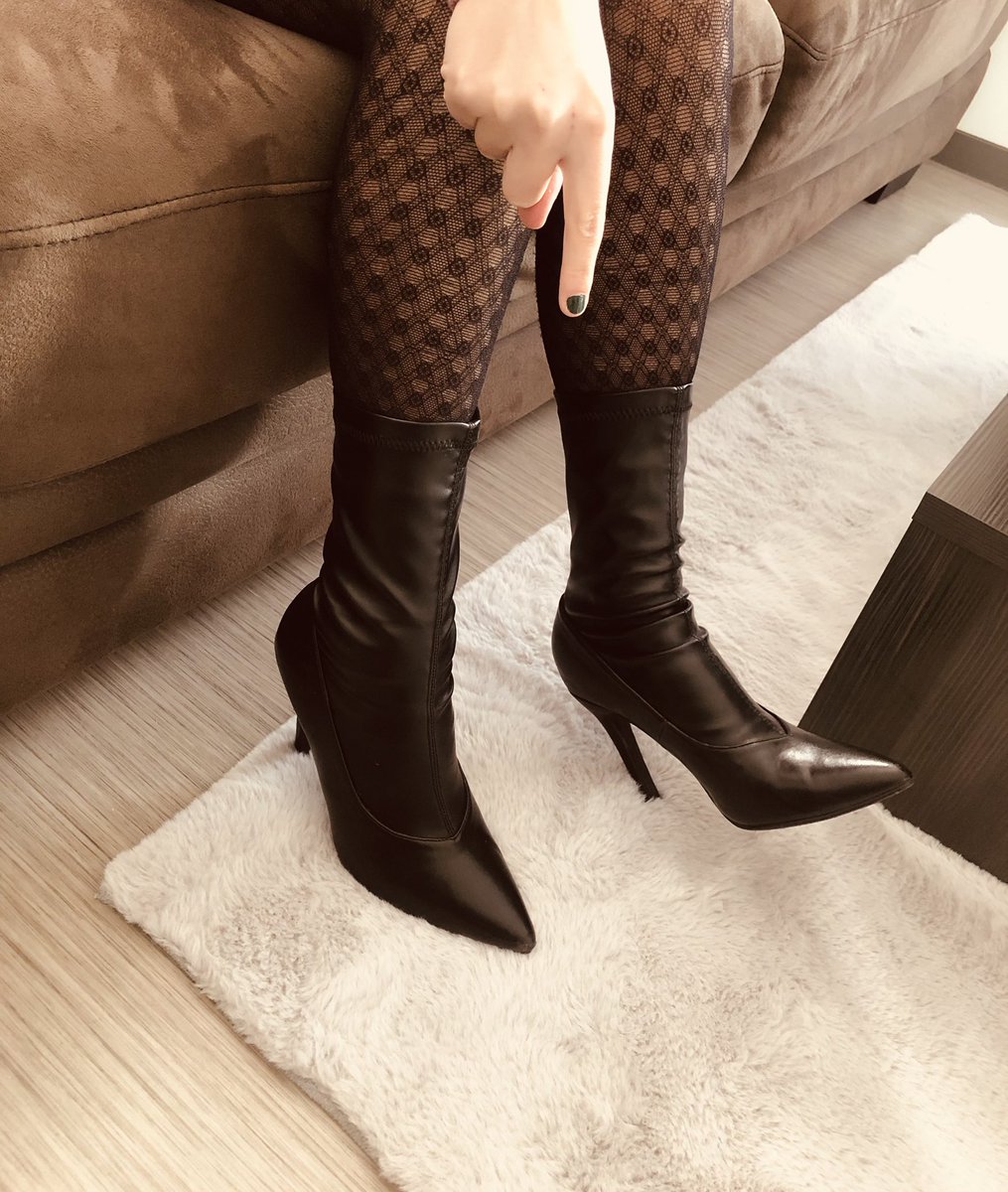 domination_Ana's tweet photo. Langue pendante et dégoulinante 👅 tu attends que je te donne l’ordre de lécher la semelle de mes magnifiques bottines ! Pitoyable merde #Dominatrice #soumis #femdom #slave #boots #godess https://t.co/uX0QKWjsp4