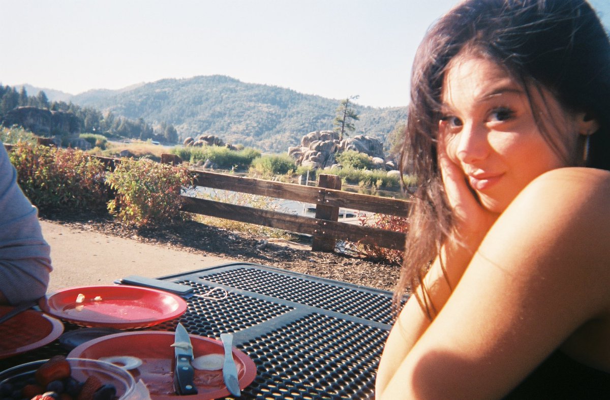 kirakosarin's tweet photo. park picnic 🥯 https://t.co/Mg802mGtKI