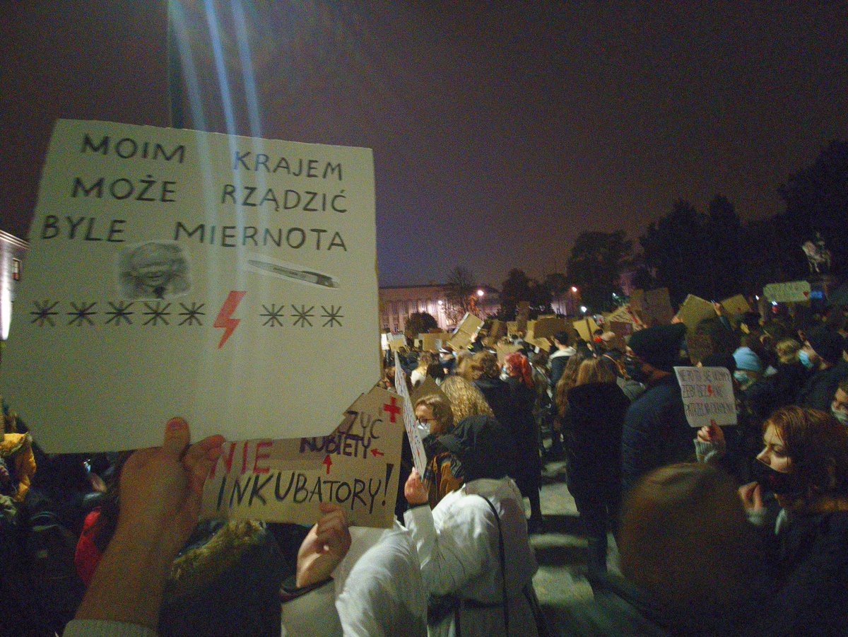 dmaciekd's tweet image. Tysiące ludzi na ulicach #Lublin

#StrajkKobiet