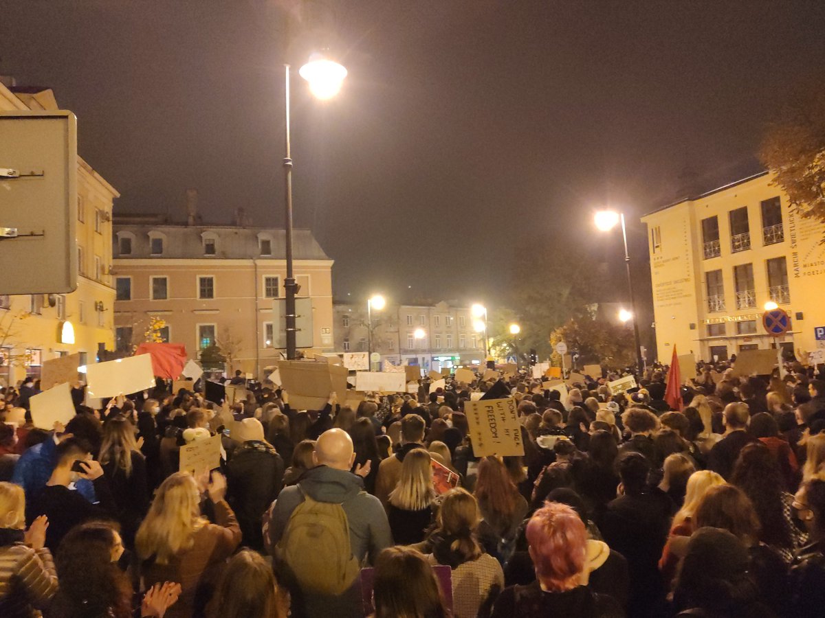 dmaciekd's tweet image. Tysiące ludzi na ulicach #Lublin

#StrajkKobiet