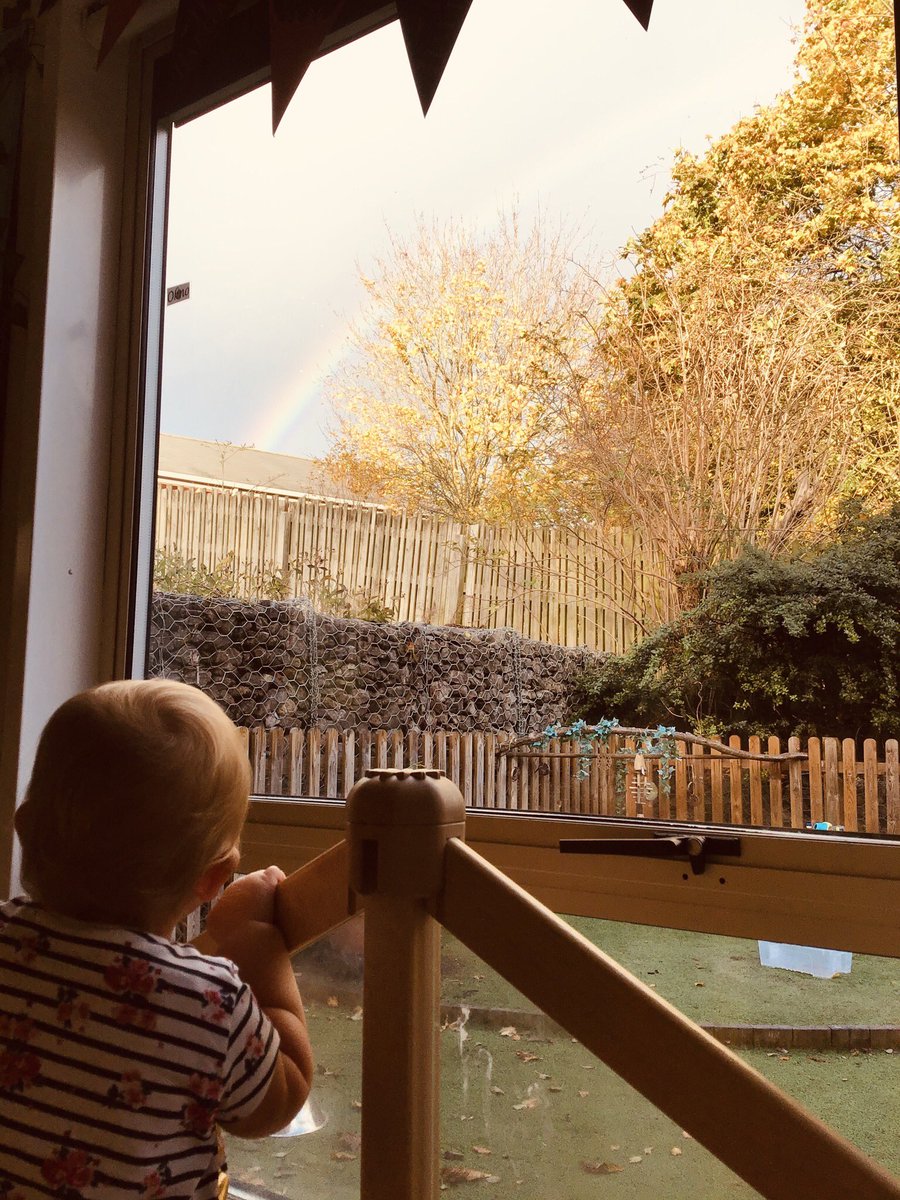 Babies were searching for that pot of gold at the end of the rainbow this afternoon 🌈☀️🌧 #understandingtheworld #theskiesthelimit #nurserylife #communicationandlanguage #weather #rainbow