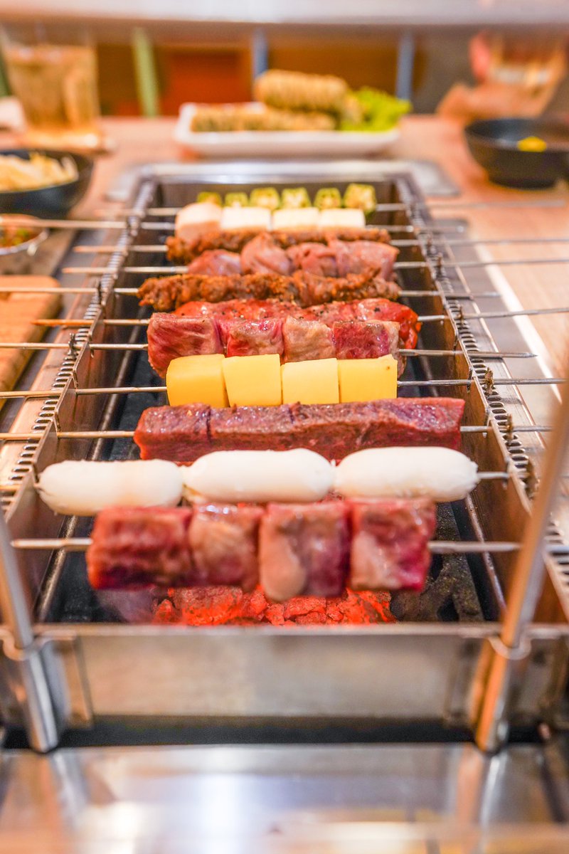 Psolemn's tweet photo. ทุกคน จำร้าน BadBQ ที่สยาม ครั้งที่แล้วที่เพชรลงข้าวต้มวากิวไปได้ไหม รอบนี้เขาเปิดปิ้งย่างแล้ว อร่อยแบบอร่อยมากก! เนื้อ โดยเฉพาะเนื้อร่องกระดูกโคตรดีย์ หมูติดมันก็ดีมาก ใช้ถ่านแบบที่ควันไม่เยอะ ไม่แสบตา กินได้เรื่อยๆเลย เครื่องปิ้งแค่เสียบไม้แล้วมันหมุนเองอีก ดีย์มากๆๆ ไปโดน! https://t.co/uquSPmJrPV