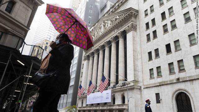 The Dow is now down 900 points https://t.co/egRzmVQi7S https://t.co/acobLK91Qx