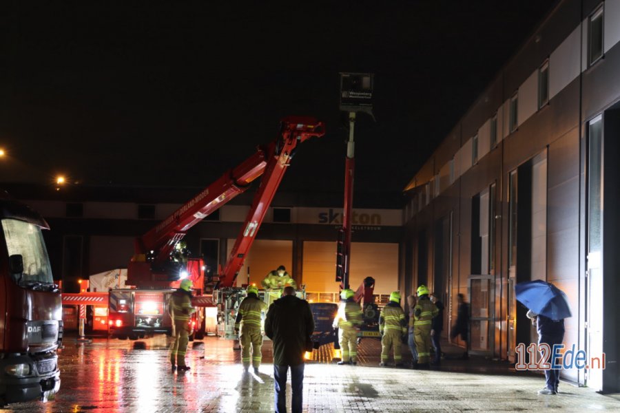 Mannen vast in hoogwerker #Ede aan de Voltastraat in Ede. 112Ede.