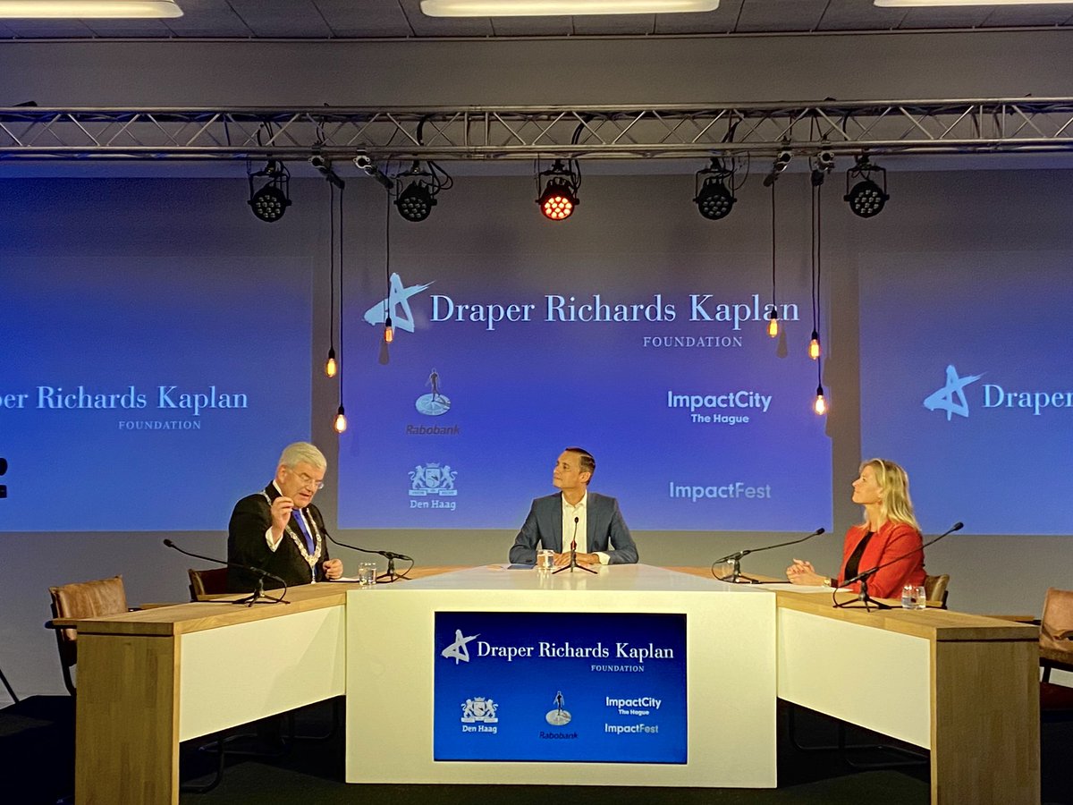 Burgemeester van Zanen van <a href="/GemeenteDenHaag/">Gemeente Den Haag</a> heet <a href="/DRKFoundation/">DRK Foundation</a> van harte welkom: ‘’Een vitale toevoeging aan het impact ecosysteem in Den Haag die niet alleen financiering mee brengt, maar vooral ook kennis en netwerk. We kijken uit naar de samenwerking!’’