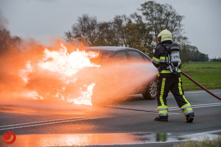 Auto verwoest door brand op N358 - BUITENPOST – Op de Lutkepost – N358 stond woensdagmiddag een auto in brand.