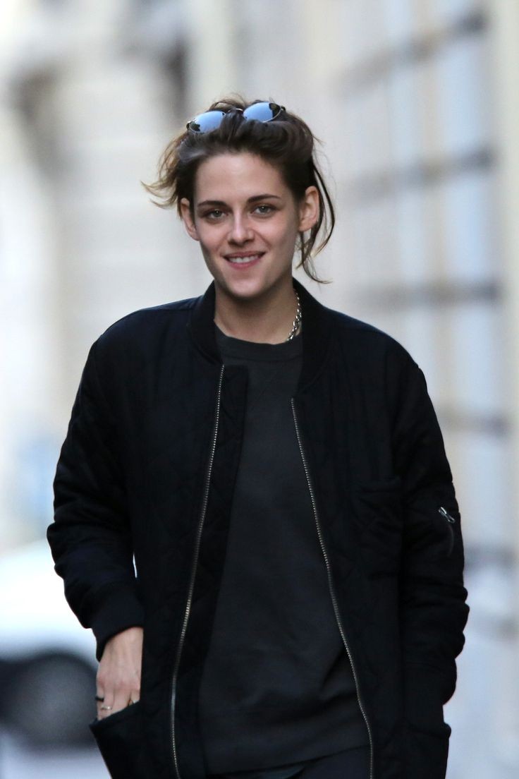 لكل منا ظروف تنطوي عليها حكاياتنا
نحاول أن نتوارى خلف الظروف لنظهر بشكل أفضل
لكن ذلك لا يدوم طويلاً فما تدفعنا إليه الظروف يكشف عوراتنا فيجعلنا ضحايا لظروف لم نخترها أبدا
ولم نكن لنختارها لو منحت لنا حرية الاختيار
فنصبح خاضعين للظروف التي جعلتنا بالشكل الذي نبدو عليه
#ملاذ_الروح