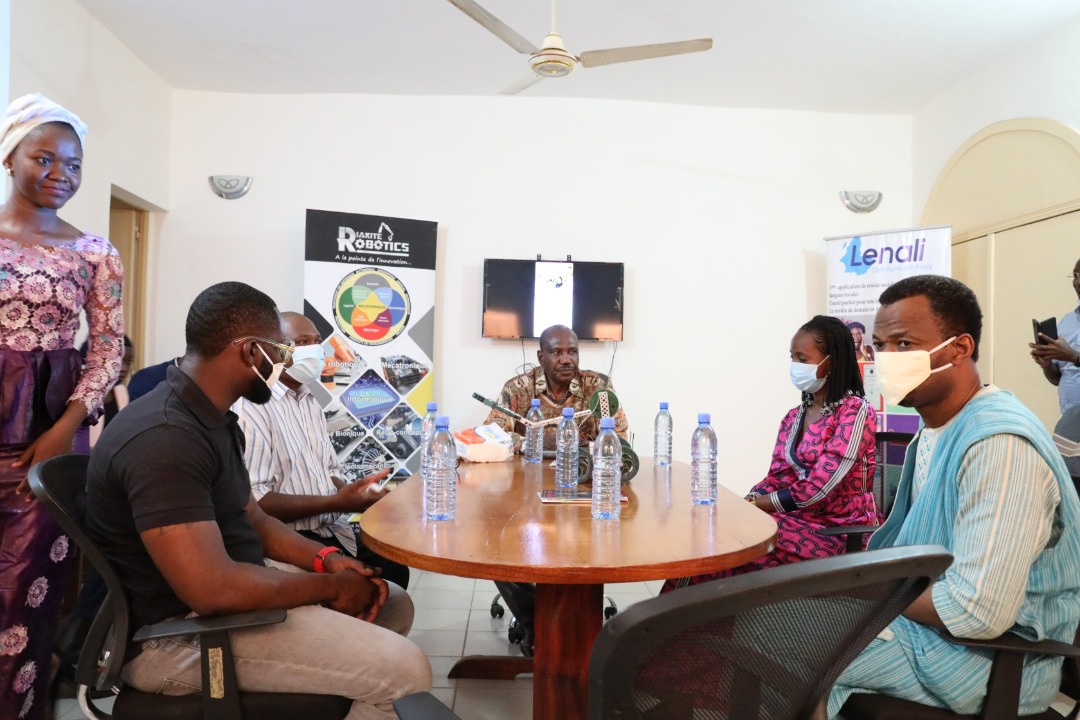 emploietmoi's tweet photo. Le Ministre de l'Economie Numérique, @HamadounToure_ a visité #Lenali et @AssociationMAL1
Il a vu des Démos de solutions numériques notamment de @emploietmoi et a rassuré l’accompagnement de son département pour le développement de l’écosystème du numérique dans notre pays. https://t.co/UjHjhefc6s