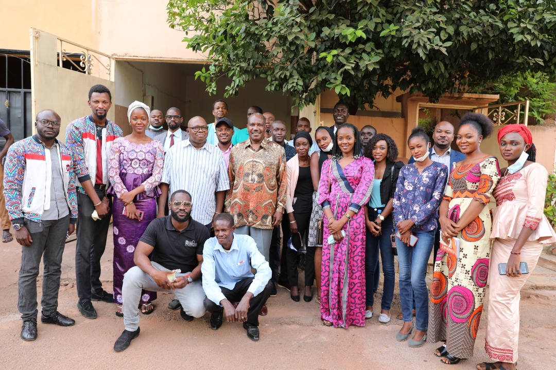 emploietmoi's tweet photo. Le Ministre de l'Economie Numérique, @HamadounToure_ a visité #Lenali et @AssociationMAL1
Il a vu des Démos de solutions numériques notamment de @emploietmoi et a rassuré l’accompagnement de son département pour le développement de l’écosystème du numérique dans notre pays. https://t.co/UjHjhefc6s