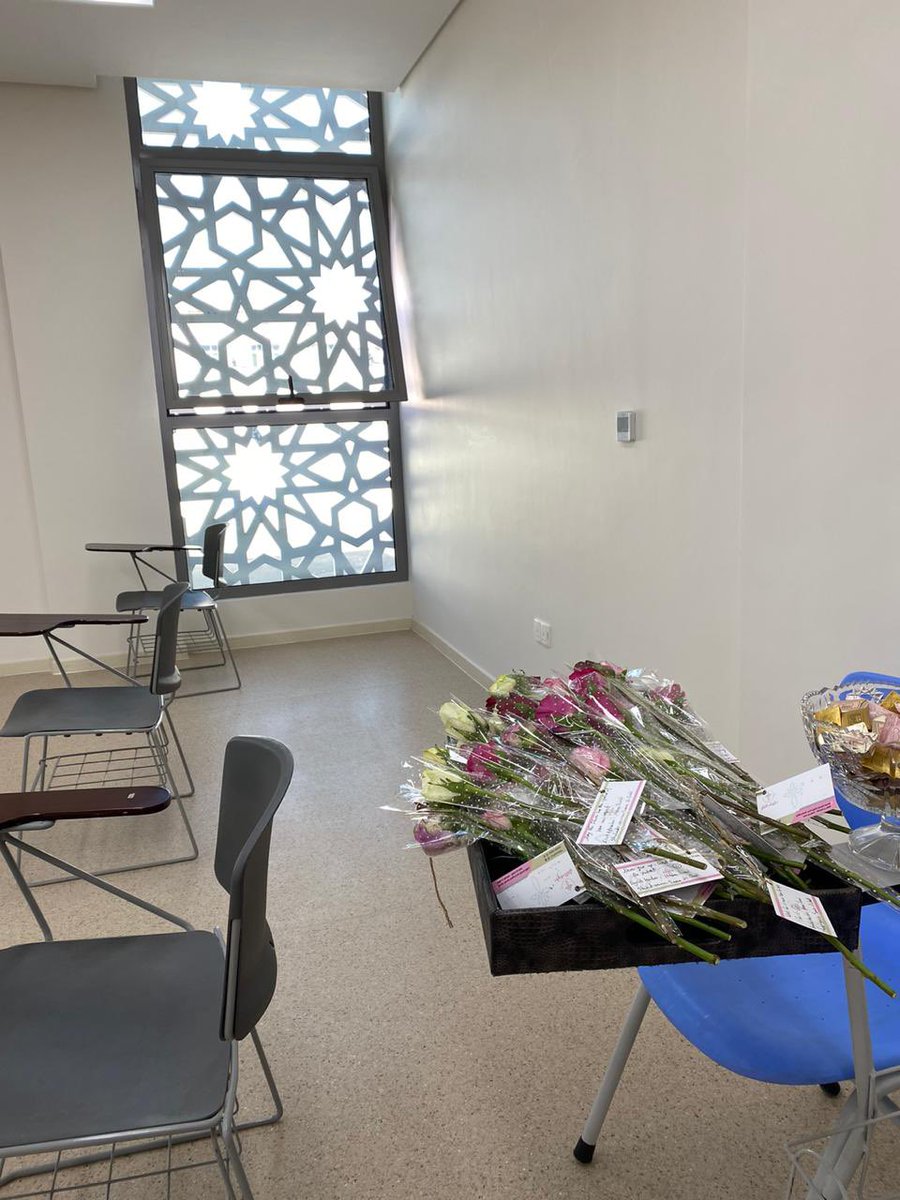 AOU_KSAB's tweet photo. جانب من استقبال طلبة #الجامعة_العربية_المفتوحة بفرع #المدينة_المنورة بالورود ترحيبًا بهم كأول طلبة مستجدين يلتحقون بها في مبناها الجديد https://t.co/yKPSePJcWS