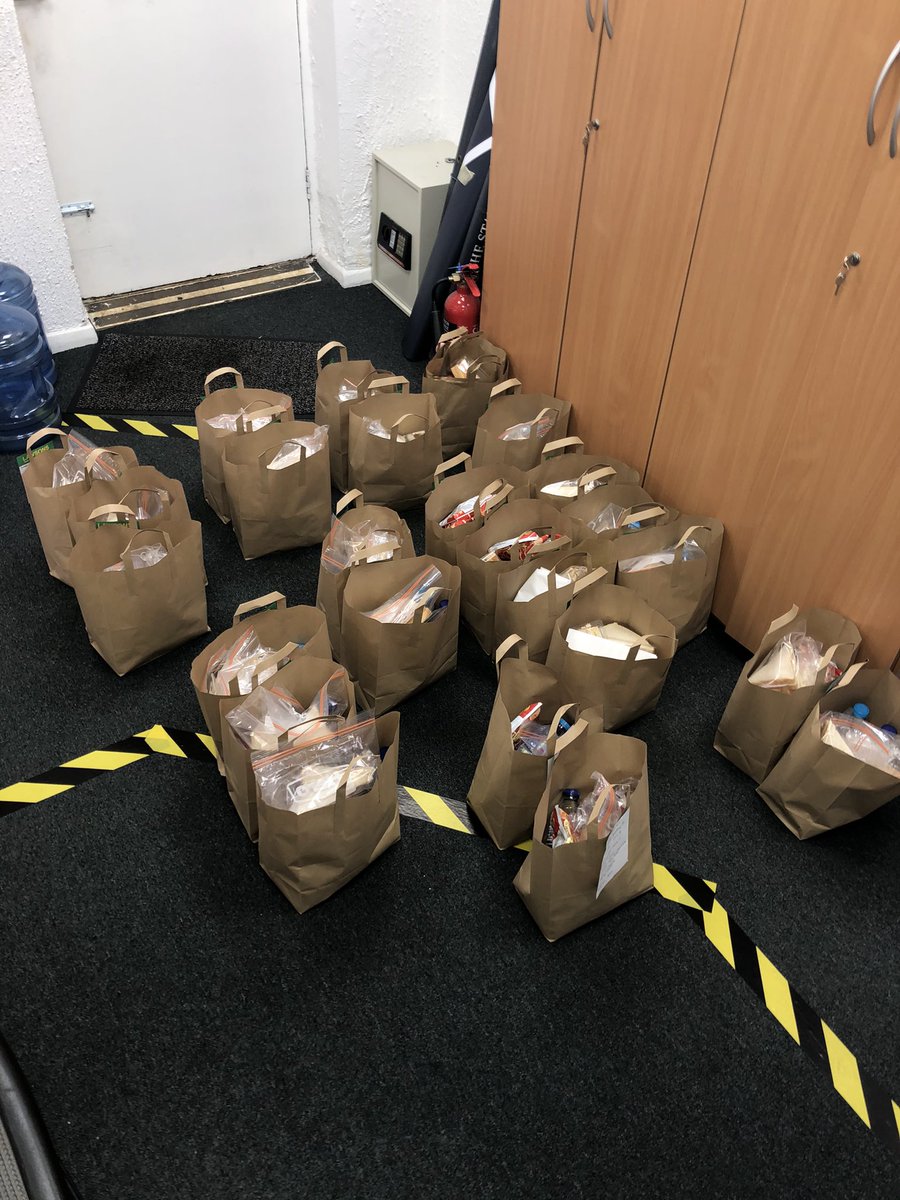 vicksta444's tweet photo. @MarcusRashford over 130 donated packed lunches delivered to children in our local area by Surrey lofts! Well over  50 or more tomorrow and the same@again Friday! #freepackedlunch #MarcusRashford #donations  @surreylofts https://t.co/cJ8upR18sD
