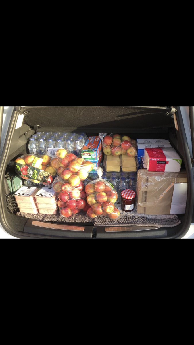 vicksta444's tweet photo. @MarcusRashford over 130 donated packed lunches delivered to children in our local area by Surrey lofts! Well over  50 or more tomorrow and the same@again Friday! #freepackedlunch #MarcusRashford #donations  @surreylofts https://t.co/cJ8upR18sD