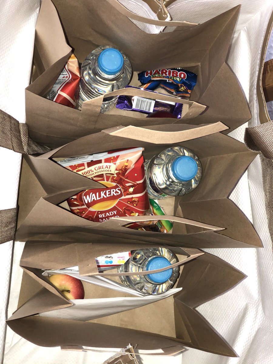 vicksta444's tweet photo. @MarcusRashford over 130 donated packed lunches delivered to children in our local area by Surrey lofts! Well over  50 or more tomorrow and the same@again Friday! #freepackedlunch #MarcusRashford #donations  @surreylofts https://t.co/cJ8upR18sD