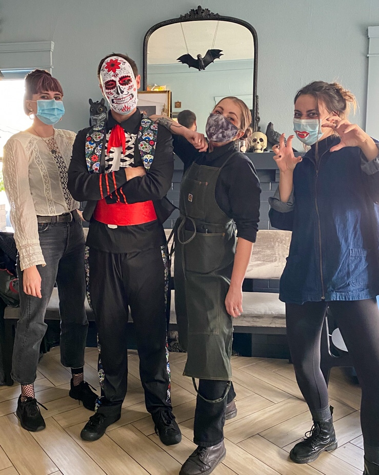 Wear a costume, get a FREE MAC! We're giving each table that comes in costume a complimentary order of Mac N' Cheetos this week 🔥🎃👻  PS our covered patio is HEATED to keep you warm all season 😎⁠