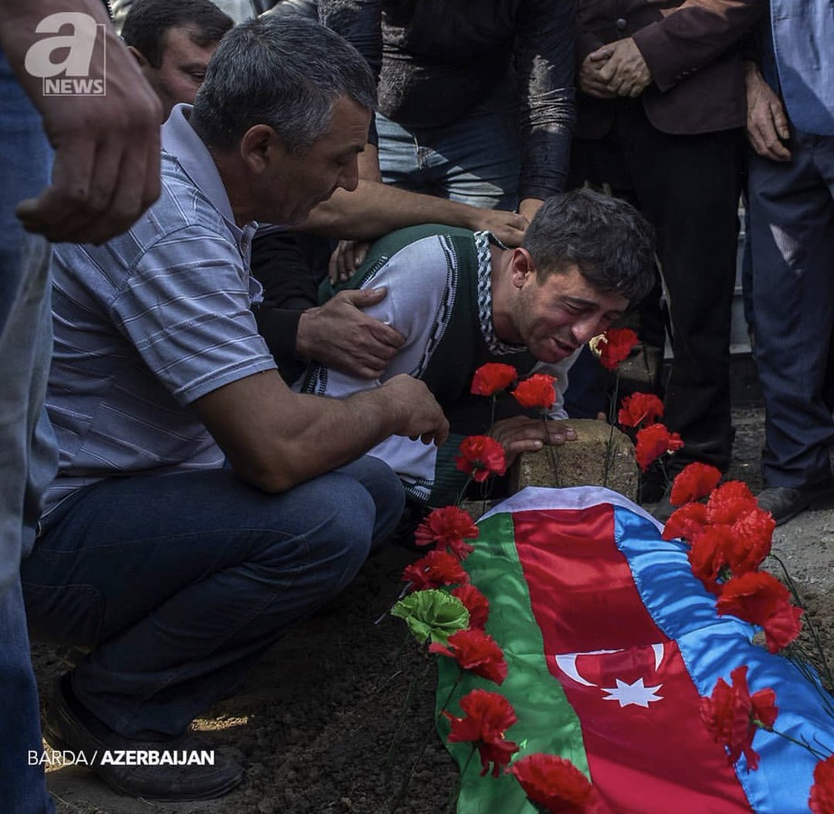 daily_karabakh's tweet photo. Relatives mourn the death of 7y old Aysu Iskenderova, who fell victim to #Armenia/n missile attack on #Barda region of #Azerbaijan 💔 How long will #Azerbaijan/i #children be the #target for #Armenia/n #terror? #StopAttackingBarda #StopShellingBarda #BeVoiceOfBarda #WarCrimes https://t.co/30kZuOUYIJ