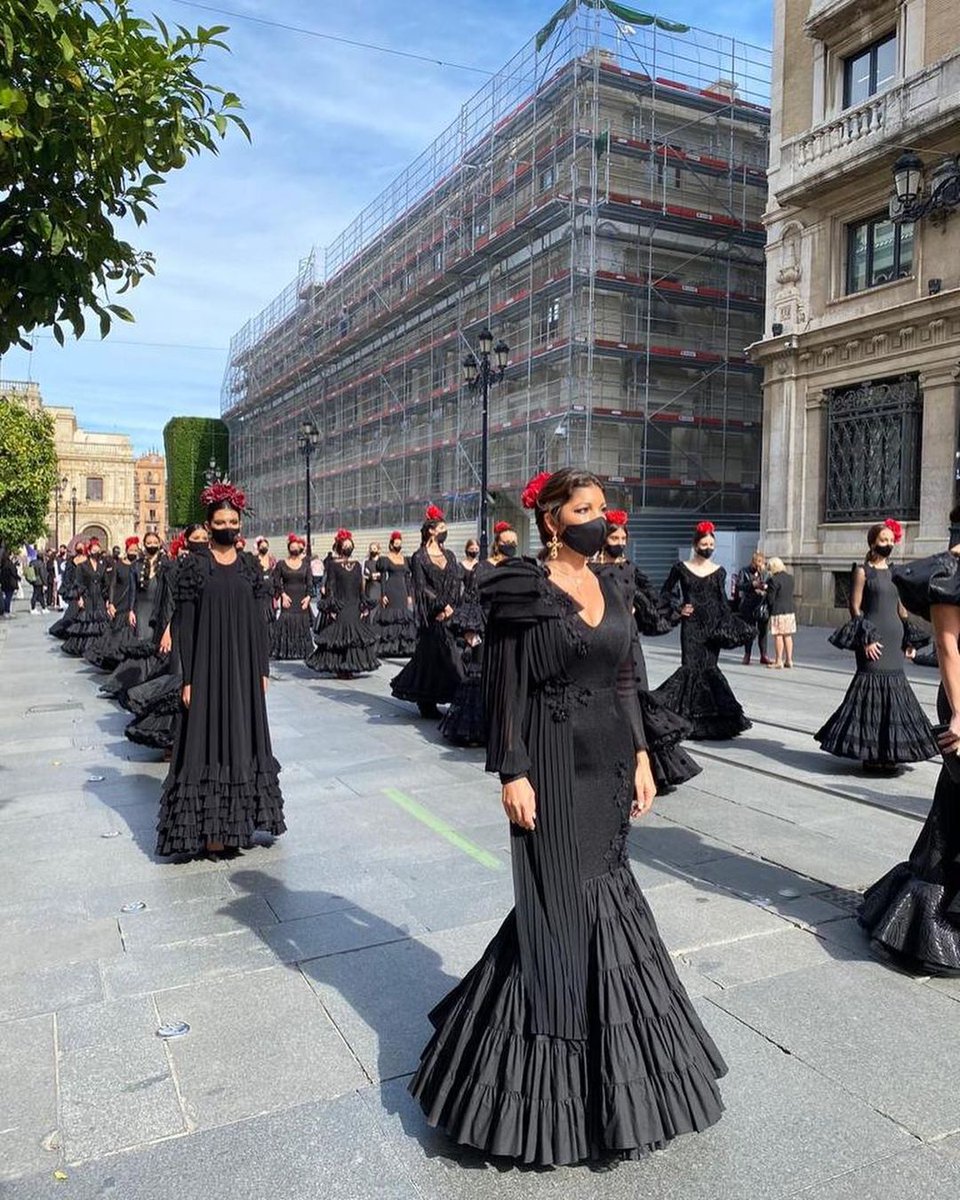 simofsevilla's tweet photo. Desde #SIMOF queremos mostrar todo nuestro apoyo a la Moda Flamenca 🖤
Nos unimos al movimiento @ALunaroff 🖤 #lamodaflamencaescultura
#Lunaroff #SomosModaFlamenca #ModaFlamenca #ApoyaALaModaFlamenca #SevillaHoy https://t.co/3z8fhvMIz6