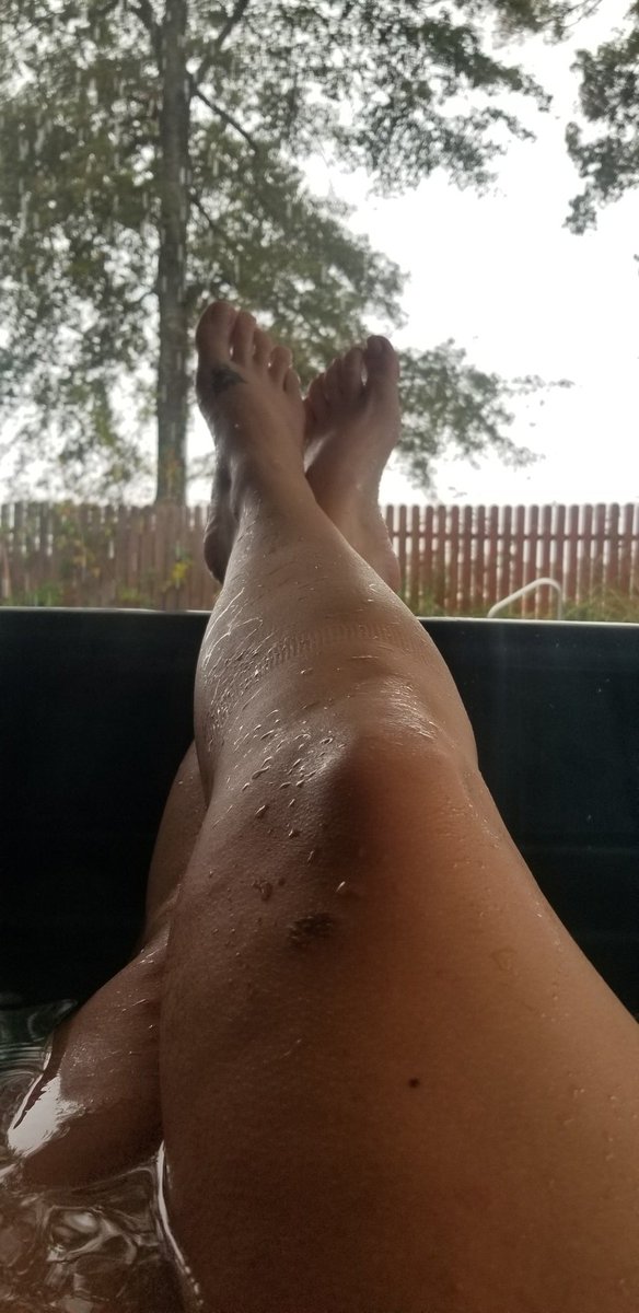 PrincessP0321's tweet image. Chilly temps, cold rain...hot tub time!!  
#pineapplelifestyle #hottub #maketherainstop #toes #ineedapedi