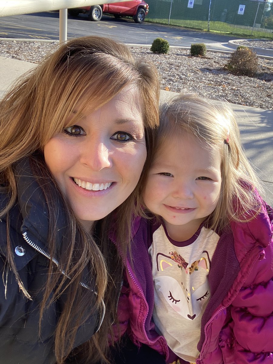 Evelyn’s appointment went well today! She had therapy for her trigger thumb. We hoping for no surgery! Thumbs up! #triggerfinger #therapy https://t.co/rjBEQtUF99