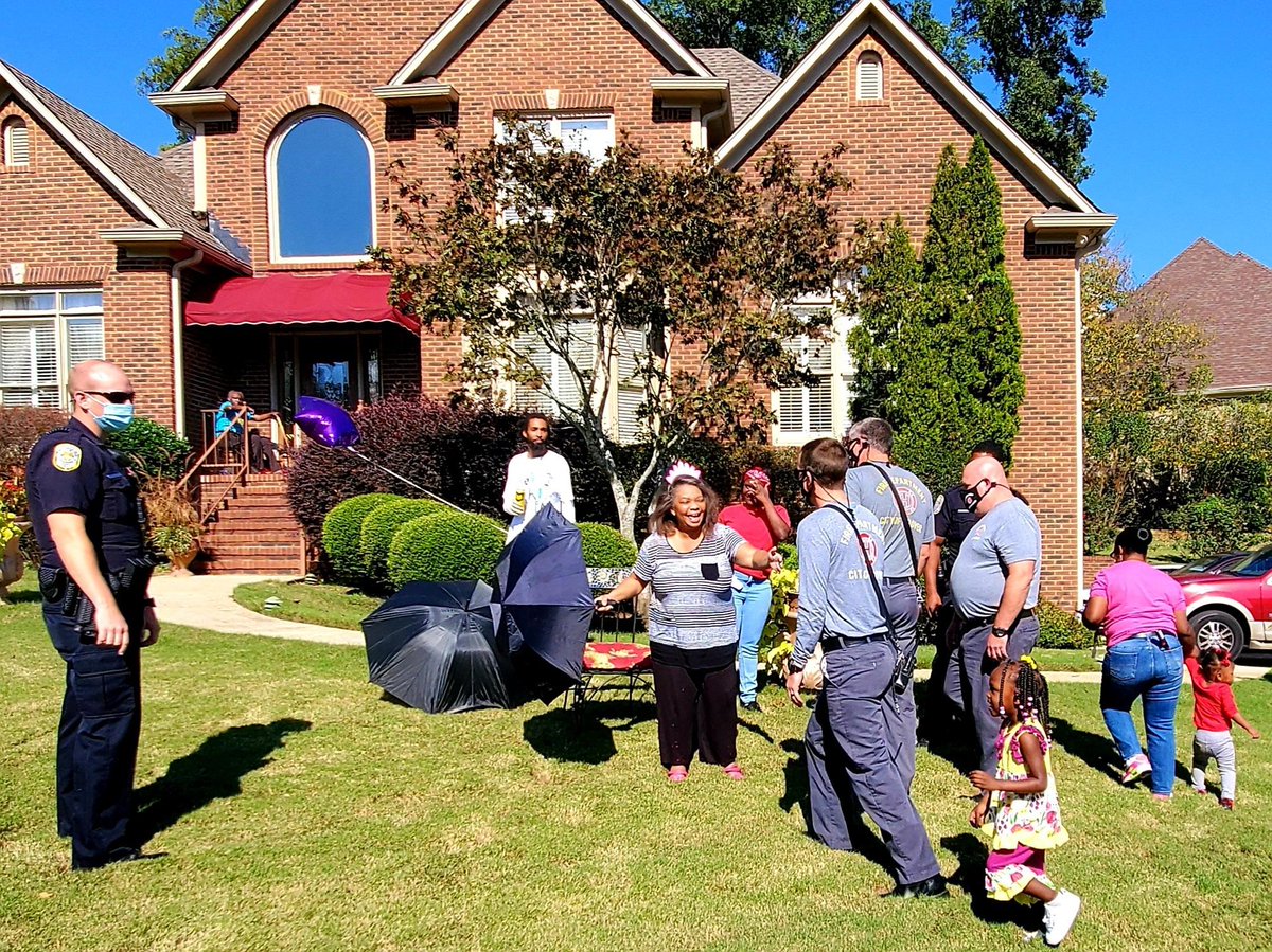 HooverPD's tweet photo. "Mrs. Finch is a huge fan of Hoover Fire & Police. When the officers working the beats near Mrs. Finch’s home heard it was almost her special day, we jumped at the opportunity to stop by & surprise her." - HPD Officers
#hooverpd #communitypolicing #welovethisjob #workinthebeat https://t.co/oq0qpRDKQK