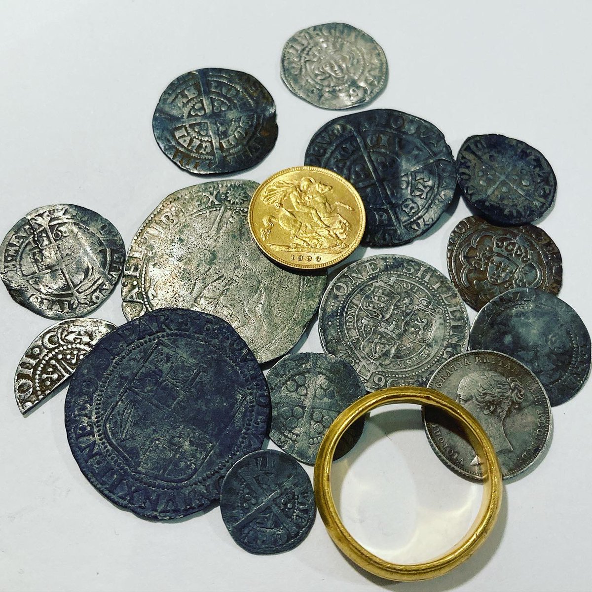 foundbysound's tweet image. More recent finds. Amazing what lies beneath our feet. A handful of history right there 👌